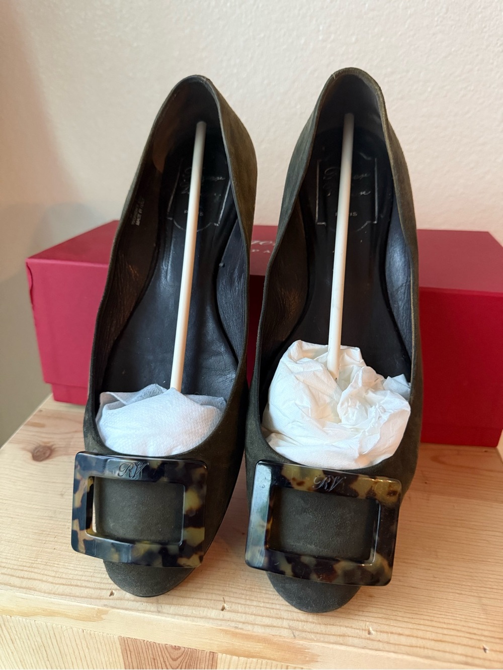 Roger Vivier flat suede GROMMETTE shoes
39.5 size